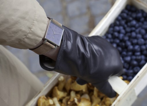 Uhr von Nomos und Handschuh von Röckl in Anwendungssituation