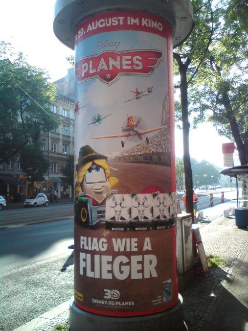 Plakat „Flieger“ von Disney in München Plakat „Flieger“ von Disney in München: Schlimmes Bairisch