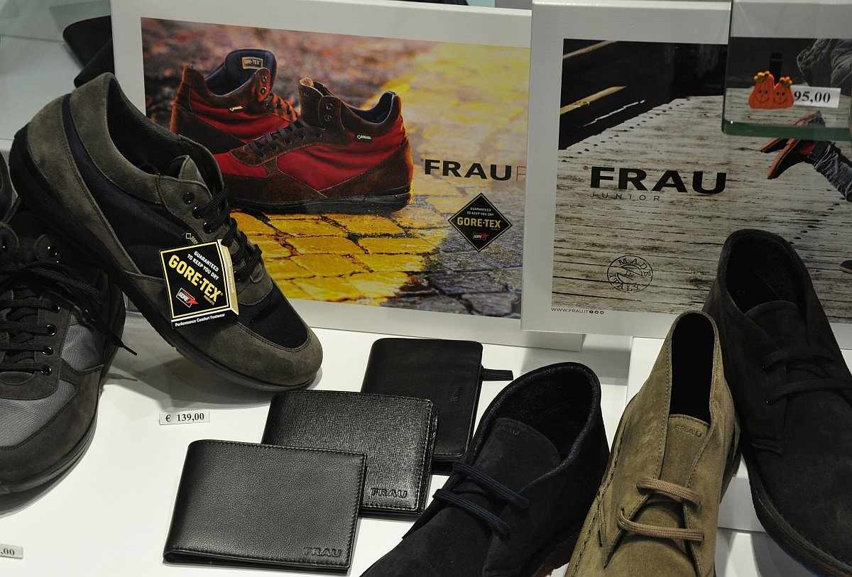 Ein Urlaubsmitbringsel: Schuhe Marke „FRAU“