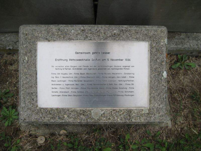 Tafel am Denkmal der Mehrzweckhalle Blaubeuren
