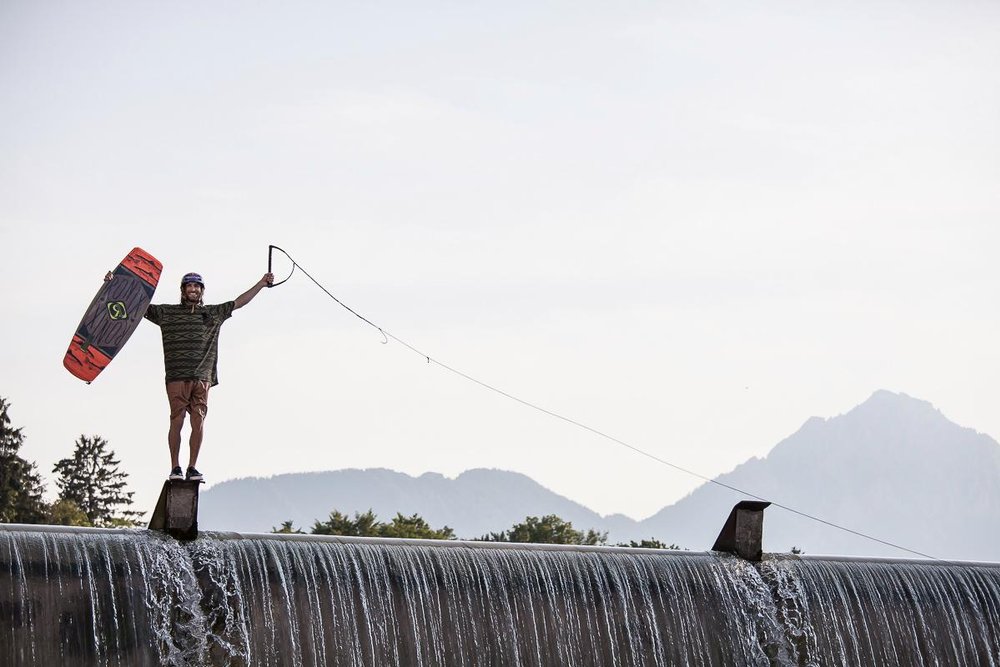 Winchsurfen bei Red Bull Red Bull: Spaß mit der Winch am Fluss
