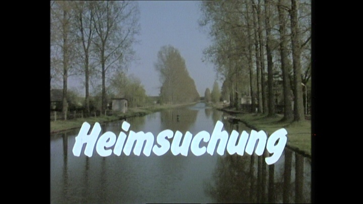 Standbild aus dem Film Heimsuchung, Filmtitel am Anfang