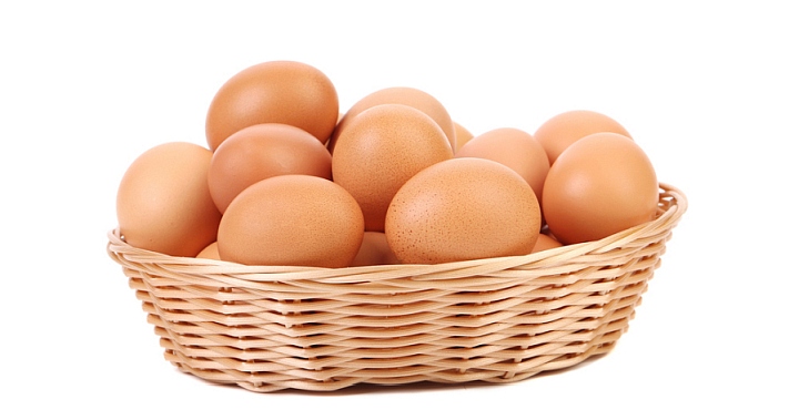 Eier in einem Körbchen als Verbildlichung des Rates "nicht alle Eier in einen Korb legen"